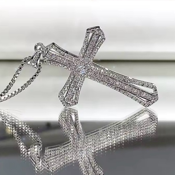 Elegant Silver Cross Pendant Necklace for men and women - Picture 1 of 6